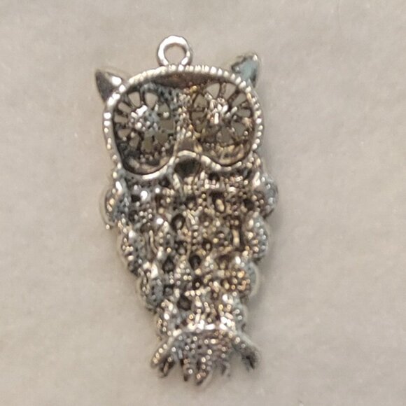 Owl Necklace Pendant with pinwheel Eyes Detailed - Picture 2 of 3
